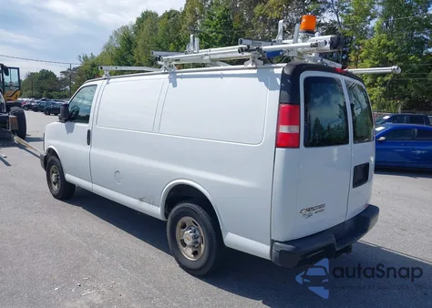 2016 Chevrolet Express 2500 Work Van z USA, uszkodzony, nr VIN 1GCWGAFF8G1333073